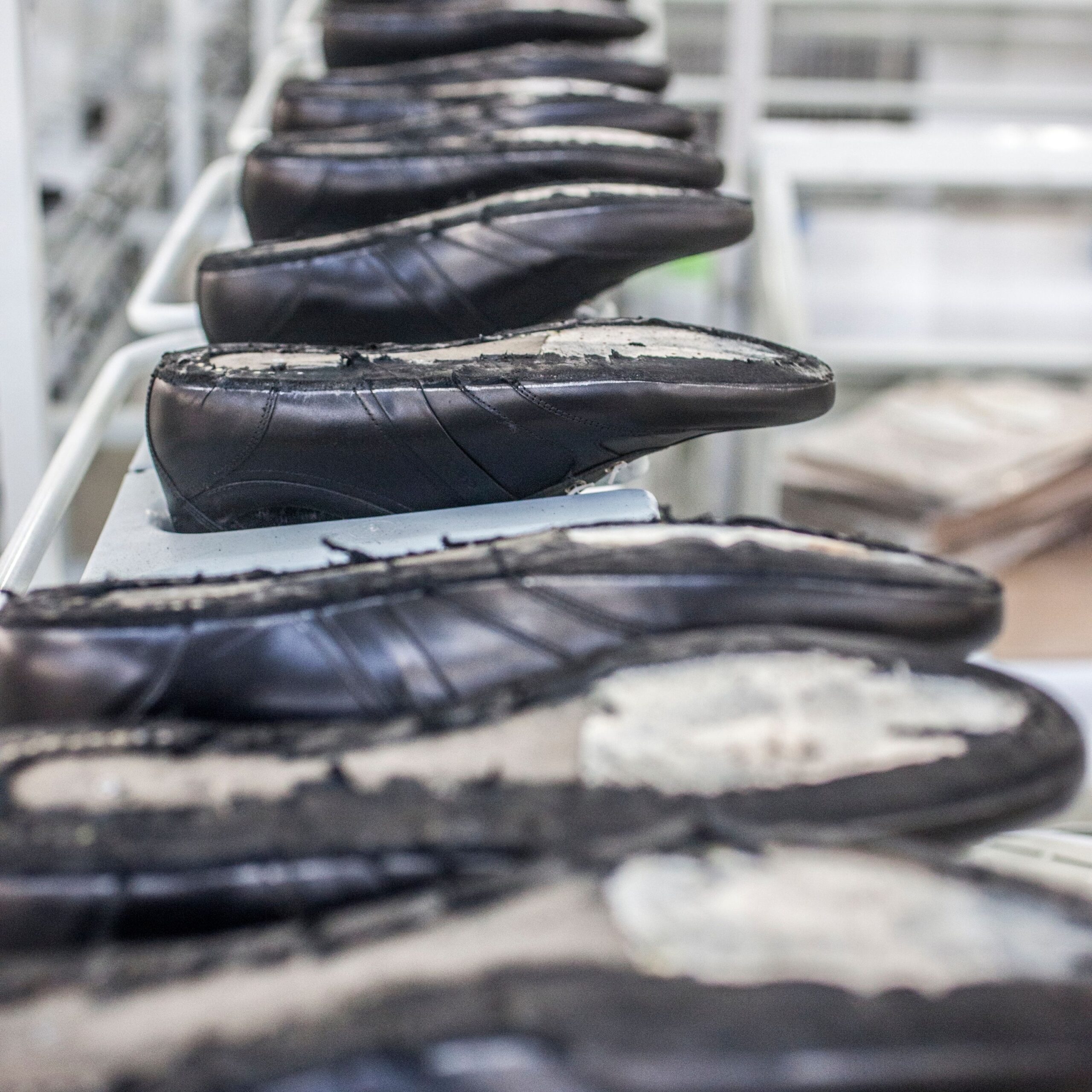 Ayakkabı Endüstrisinde Yüzey Kaplama Teknolojileri: Estetik ve Fonksiyonun Buluşma Noktası