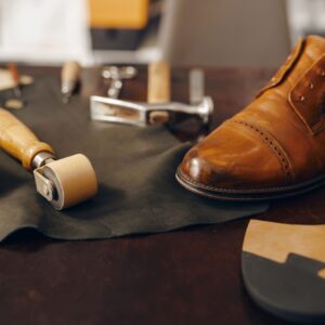 ayakkabi-uretiminde-kalitenin-gizli-kahramanlari-kampre-bezleri-takviye-telalari-ve-kendinden-yapiskanli-malzemeler